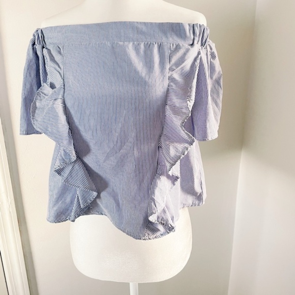 Off the shoulder crop blouse in an Xsmall